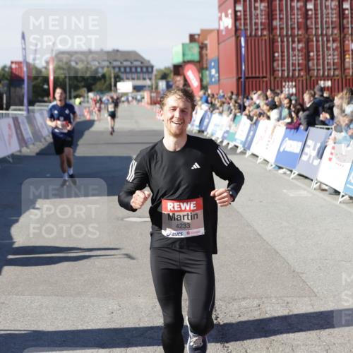 03.10.2025 - Köhlbrandbrückenlauf Jannik Wohlers http://msf.ph/oto/9096372 03.10.2025 12:55:31 Ziel 4089, 4104, 4233, 6091 meine-sportfotos.de