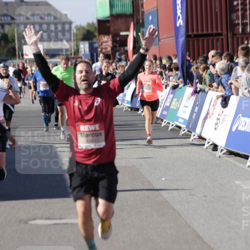 03.10.2025 - Köhlbrandbrückenlauf Jannik Wohlers http://msf.ph/oto/9096378 03.10.2025 13:21:04 Ziel 4680, 4749, 5006, 5084, 5130, 5156, 5169, 5265, 5363, 5377, 5501, 5618, 6282, 6296, 6645, 6646, 6648, 6650, 6756, 6780 meine-sportfotos.de