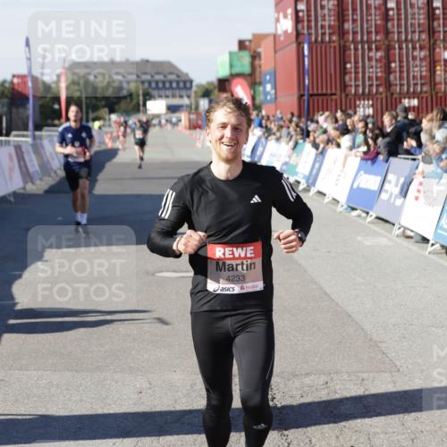 03.10.2025 - Köhlbrandbrückenlauf Jannik Wohlers http://msf.ph/oto/9096384 03.10.2025 12:55:32 Ziel 4089, 4104, 4233, 6091 meine-sportfotos.de
