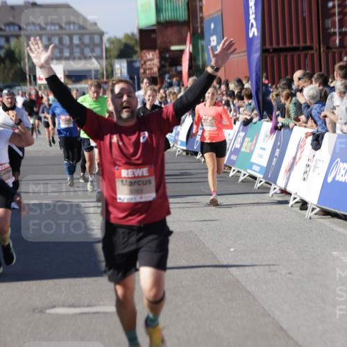 03.10.2025 - Köhlbrandbrückenlauf Jannik Wohlers http://msf.ph/oto/9096391 03.10.2025 13:21:04 Ziel 4680, 4749, 5006, 5084, 5130, 5156, 5169, 5265, 5363, 5377, 5501, 5618, 6282, 6296, 6645, 6646, 6648, 6650, 6756, 6780 meine-sportfotos.de
