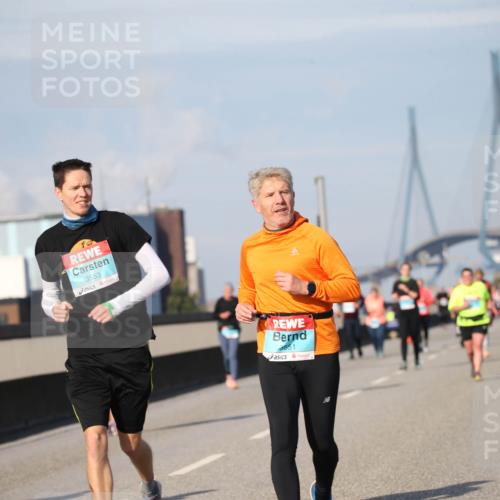03.10.2025 - Köhlbrandbrückenlauf Jannik Wohlers http://msf.ph/oto/9096393 03.10.2025 10:14:42 Position 3 3552, 3553, 3551 meine-sportfotos.de