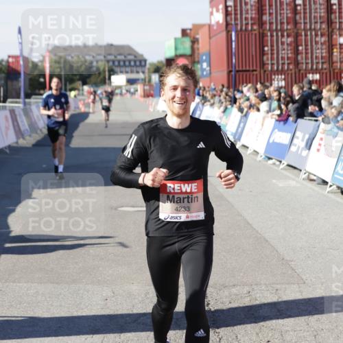 03.10.2025 - Köhlbrandbrückenlauf Jannik Wohlers http://msf.ph/oto/9096397 03.10.2025 12:55:32 Ziel 4089, 4104, 4233, 6091 meine-sportfotos.de