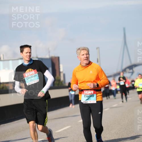 03.10.2025 - Köhlbrandbrückenlauf Jannik Wohlers http://msf.ph/oto/9096399 03.10.2025 10:14:42 Position 3 3552, 3553, 3551 meine-sportfotos.de