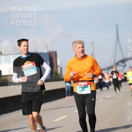 03.10.2025 - Köhlbrandbrückenlauf Jannik Wohlers http://msf.ph/oto/9096405 03.10.2025 10:14:42 Position 3 3552, 3553, 3551 meine-sportfotos.de