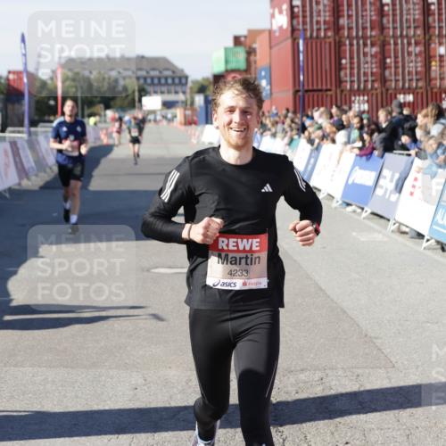 03.10.2025 - Köhlbrandbrückenlauf Jannik Wohlers http://msf.ph/oto/9096406 03.10.2025 12:55:32 Ziel 4089, 4104, 4233, 6091 meine-sportfotos.de