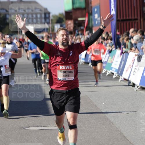 03.10.2025 - Köhlbrandbrückenlauf Jannik Wohlers http://msf.ph/oto/9096412 03.10.2025 13:21:04 Ziel 4680, 4749, 5006, 5084, 5130, 5156, 5169, 5265, 5363, 5377, 5501, 5618, 6282, 6296, 6645, 6646, 6648, 6650, 6756, 6780 meine-sportfotos.de