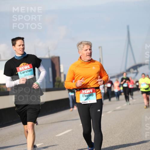 03.10.2025 - Köhlbrandbrückenlauf Jannik Wohlers http://msf.ph/oto/9096420 03.10.2025 10:14:42 Position 3 3552, 3553, 3551 meine-sportfotos.de