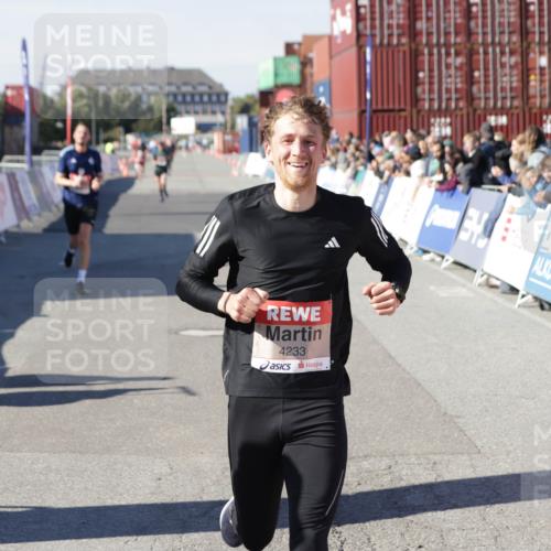 03.10.2025 - Köhlbrandbrückenlauf Jannik Wohlers http://msf.ph/oto/9096421 03.10.2025 12:55:32 Ziel 4089, 4104, 4233, 6091 meine-sportfotos.de