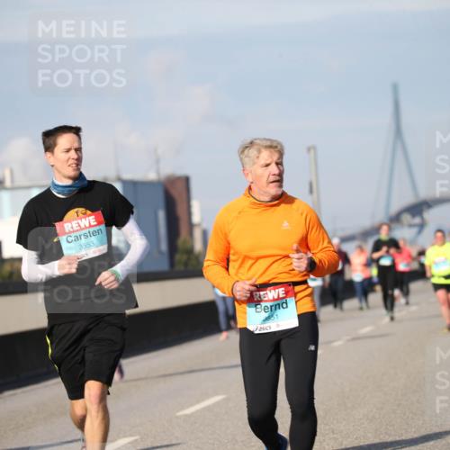 03.10.2025 - Köhlbrandbrückenlauf Jannik Wohlers http://msf.ph/oto/9096423 03.10.2025 10:14:42 Position 3 3552, 3553, 3551 meine-sportfotos.de