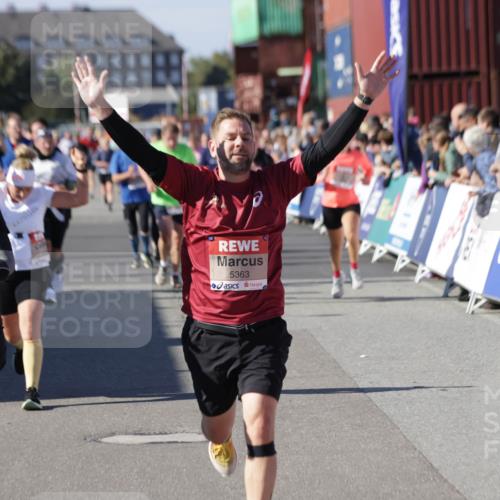 03.10.2025 - Köhlbrandbrückenlauf Jannik Wohlers http://msf.ph/oto/9096426 03.10.2025 13:21:04 Ziel 4680, 4749, 5006, 5084, 5130, 5156, 5169, 5265, 5363, 5377, 5501, 5618, 6282, 6296, 6645, 6646, 6648, 6650, 6756, 6780 meine-sportfotos.de