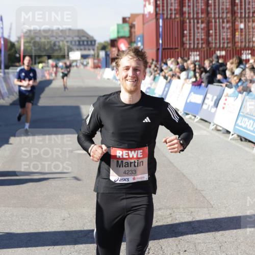 03.10.2025 - Köhlbrandbrückenlauf Jannik Wohlers http://msf.ph/oto/9096432 03.10.2025 12:55:32 Ziel 4089, 4104, 4233, 6091 meine-sportfotos.de