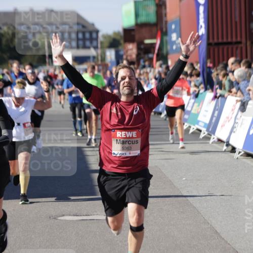 03.10.2025 - Köhlbrandbrückenlauf Jannik Wohlers http://msf.ph/oto/9096435 03.10.2025 13:21:04 Ziel 4680, 4749, 5006, 5084, 5130, 5156, 5169, 5265, 5363, 5377, 5501, 5618, 6282, 6296, 6645, 6646, 6648, 6650, 6756, 6780 meine-sportfotos.de