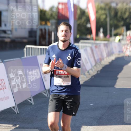 03.10.2025 - Köhlbrandbrückenlauf Jannik Wohlers http://msf.ph/oto/9096452 03.10.2025 12:55:33 Ziel 4089, 4104, 4233, 6091 meine-sportfotos.de