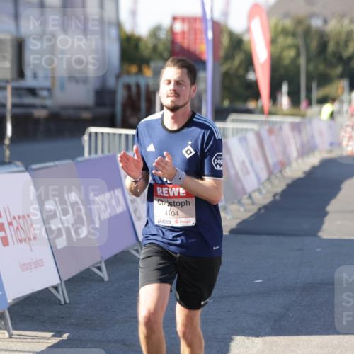 03.10.2025 - Köhlbrandbrückenlauf Jannik Wohlers http://msf.ph/oto/9096463 03.10.2025 12:55:33 Ziel 4089, 4104, 4233, 6091 meine-sportfotos.de