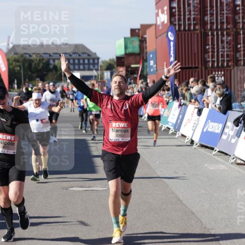 03.10.2025 - Köhlbrandbrückenlauf Jannik Wohlers http://msf.ph/oto/9096469 03.10.2025 13:21:05 Ziel 4393, 4680, 4749, 5006, 5130, 5156, 5169, 5265, 5363, 5377, 5501, 5618, 5746, 5878, 5882, 6282, 6296, 6645, 6646, 6648, 6650, 6756, 6780 meine-sportfotos.de