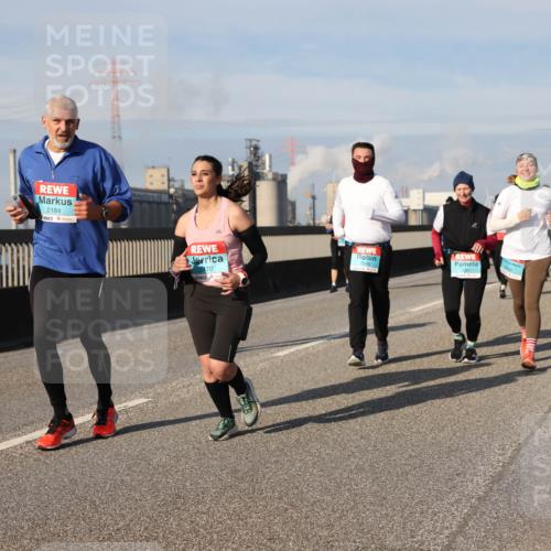 03.10.2025 - Köhlbrandbrückenlauf Lena Gebhardt http://msf.ph/oto/9096473 03.10.2025 10:10:01 Position 2 2184, 2470, 3001, 3000 meine-sportfotos.de