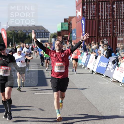 03.10.2025 - Köhlbrandbrückenlauf Jannik Wohlers http://msf.ph/oto/9096477 03.10.2025 13:21:05 Ziel 4393, 4680, 4749, 5006, 5130, 5156, 5169, 5265, 5363, 5377, 5501, 5618, 5746, 5878, 5882, 6282, 6296, 6645, 6646, 6648, 6650, 6756, 6780 meine-sportfotos.de