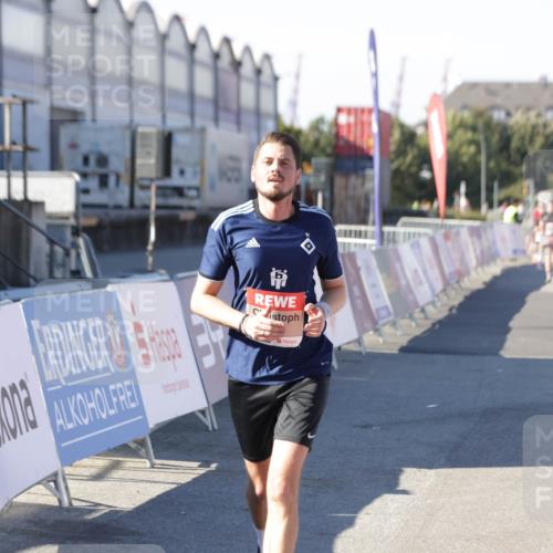 03.10.2025 - Köhlbrandbrückenlauf Jannik Wohlers http://msf.ph/oto/9096482 03.10.2025 12:55:34 Ziel 4089, 4104, 4233, 6091 meine-sportfotos.de
