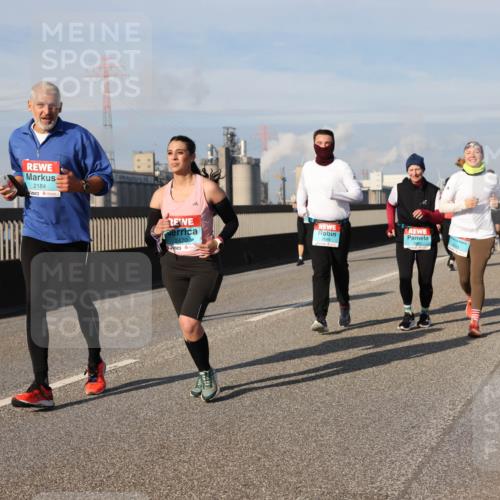 03.10.2025 - Köhlbrandbrückenlauf Lena Gebhardt http://msf.ph/oto/9096485 03.10.2025 10:10:01 Position 2 2184, 2470, 2999, 3000 meine-sportfotos.de
