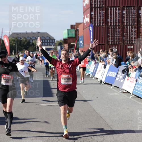 03.10.2025 - Köhlbrandbrückenlauf Jannik Wohlers http://msf.ph/oto/9096493 03.10.2025 13:21:05 Ziel 4393, 4680, 4749, 5006, 5130, 5156, 5169, 5265, 5363, 5377, 5501, 5618, 5746, 5878, 5882, 6282, 6296, 6645, 6646, 6648, 6650, 6756, 6780 meine-sportfotos.de