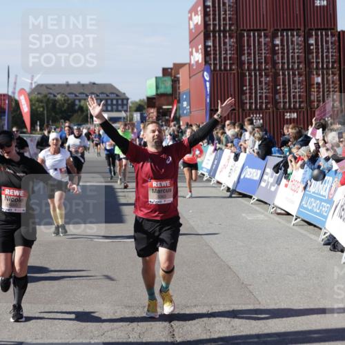 03.10.2025 - Köhlbrandbrückenlauf Jannik Wohlers http://msf.ph/oto/9096521 03.10.2025 13:21:05 Ziel 4393, 4680, 4749, 5006, 5130, 5156, 5169, 5265, 5363, 5377, 5501, 5618, 5746, 5878, 5882, 6282, 6296, 6645, 6646, 6648, 6650, 6756, 6780 meine-sportfotos.de