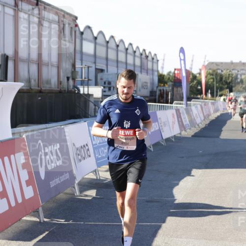 03.10.2025 - Köhlbrandbrückenlauf Jannik Wohlers http://msf.ph/oto/9096525 03.10.2025 12:55:35 Ziel 4001, 4089, 4104, 4233, 6091 meine-sportfotos.de
