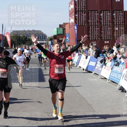 03.10.2025 - Köhlbrandbrückenlauf Jannik Wohlers http://msf.ph/oto/9096529 03.10.2025 13:21:05 Ziel 4393, 4680, 4749, 5006, 5130, 5156, 5169, 5265, 5363, 5377, 5501, 5618, 5746, 5878, 5882, 6282, 6296, 6645, 6646, 6648, 6650, 6756, 6780 meine-sportfotos.de
