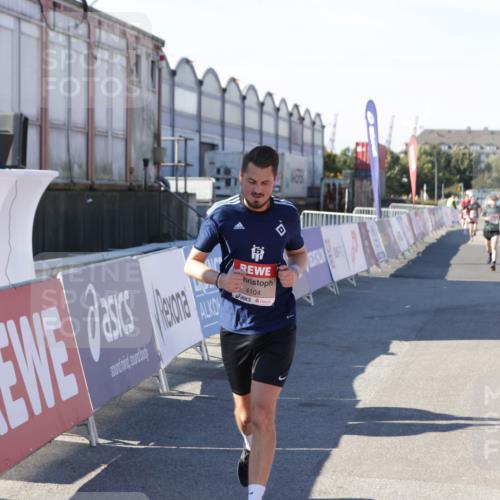03.10.2025 - Köhlbrandbrückenlauf Jannik Wohlers http://msf.ph/oto/9096532 03.10.2025 12:55:35 Ziel 4001, 4089, 4104, 4233, 6091 meine-sportfotos.de