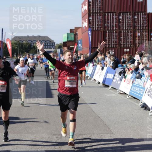 03.10.2025 - Köhlbrandbrückenlauf Jannik Wohlers http://msf.ph/oto/9096535 03.10.2025 13:21:05 Ziel 4393, 4680, 4749, 5006, 5130, 5156, 5169, 5265, 5363, 5377, 5501, 5618, 5746, 5878, 5882, 6282, 6296, 6645, 6646, 6648, 6650, 6756, 6780 meine-sportfotos.de
