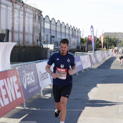 03.10.2025 - Köhlbrandbrückenlauf Jannik Wohlers http://msf.ph/oto/9096540 03.10.2025 12:55:35 Ziel 4001, 4089, 4104, 4233, 6091 meine-sportfotos.de