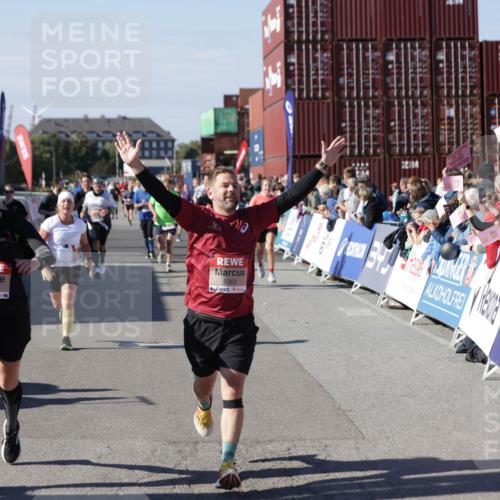 03.10.2025 - Köhlbrandbrückenlauf Jannik Wohlers http://msf.ph/oto/9096543 03.10.2025 13:21:05 Ziel 4393, 4680, 4749, 5006, 5130, 5156, 5169, 5265, 5363, 5377, 5501, 5618, 5746, 5878, 5882, 6282, 6296, 6645, 6646, 6648, 6650, 6756, 6780 meine-sportfotos.de
