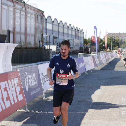 03.10.2025 - Köhlbrandbrückenlauf Jannik Wohlers http://msf.ph/oto/9096547 03.10.2025 12:55:35 Ziel 4001, 4089, 4104, 4233, 6091 meine-sportfotos.de