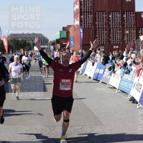 03.10.2025 - Köhlbrandbrückenlauf Jannik Wohlers http://msf.ph/oto/9096553 03.10.2025 13:21:05 Ziel 4393, 4680, 4749, 5006, 5130, 5156, 5169, 5265, 5363, 5377, 5501, 5618, 5746, 5878, 5882, 6282, 6296, 6645, 6646, 6648, 6650, 6756, 6780 meine-sportfotos.de