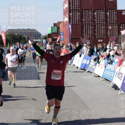 03.10.2025 - Köhlbrandbrückenlauf Jannik Wohlers http://msf.ph/oto/9096564 03.10.2025 13:21:05 Ziel 4393, 4680, 4749, 5006, 5130, 5156, 5169, 5265, 5363, 5377, 5501, 5618, 5746, 5878, 5882, 6282, 6296, 6645, 6646, 6648, 6650, 6756, 6780 meine-sportfotos.de