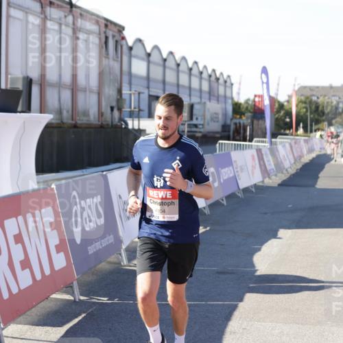 03.10.2025 - Köhlbrandbrückenlauf Jannik Wohlers http://msf.ph/oto/9096566 03.10.2025 12:55:35 Ziel 4001, 4089, 4104, 4233, 6091 meine-sportfotos.de
