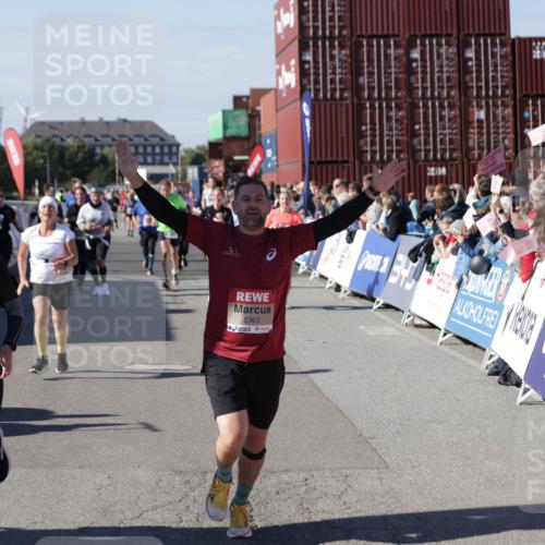03.10.2025 - Köhlbrandbrückenlauf Jannik Wohlers http://msf.ph/oto/9096573 03.10.2025 13:21:05 Ziel 4393, 4680, 4749, 5006, 5130, 5156, 5169, 5265, 5363, 5377, 5501, 5618, 5746, 5878, 5882, 6282, 6296, 6645, 6646, 6648, 6650, 6756, 6780 meine-sportfotos.de