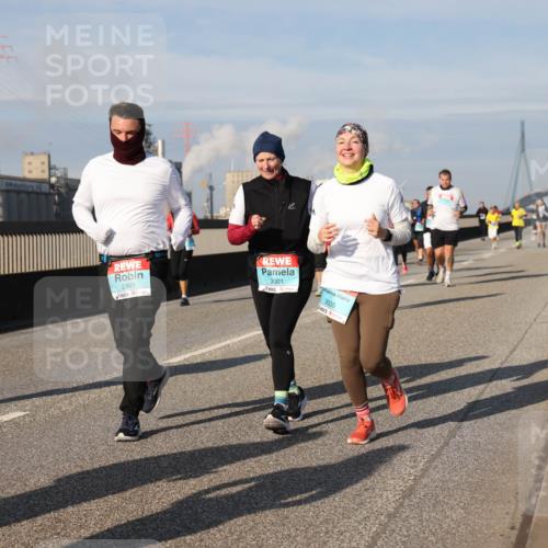 03.10.2025 - Köhlbrandbrückenlauf Lena Gebhardt http://msf.ph/oto/9096578 03.10.2025 10:10:02 Position 2 1991, 2999, 3001, 3000 meine-sportfotos.de