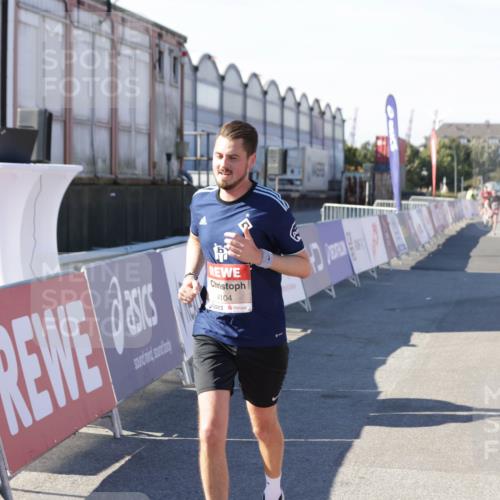 03.10.2025 - Köhlbrandbrückenlauf Jannik Wohlers http://msf.ph/oto/9096580 03.10.2025 12:55:35 Ziel 4001, 4089, 4104, 4233, 6091 meine-sportfotos.de