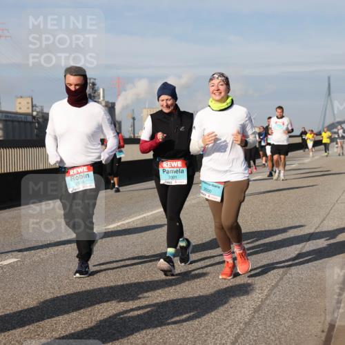 03.10.2025 - Köhlbrandbrückenlauf Lena Gebhardt http://msf.ph/oto/9096592 03.10.2025 10:10:02 Position 2 1991, 2999, 3001, 3000 meine-sportfotos.de