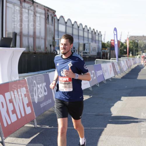 03.10.2025 - Köhlbrandbrückenlauf Jannik Wohlers http://msf.ph/oto/9096593 03.10.2025 12:55:35 Ziel 4001, 4089, 4104, 4233, 6091 meine-sportfotos.de