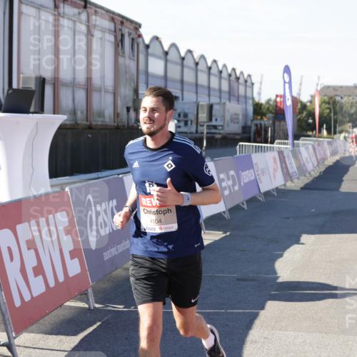03.10.2025 - Köhlbrandbrückenlauf Jannik Wohlers http://msf.ph/oto/9096605 03.10.2025 12:55:35 Ziel 4001, 4089, 4104, 4233, 6091 meine-sportfotos.de