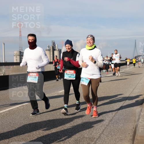03.10.2025 - Köhlbrandbrückenlauf Lena Gebhardt http://msf.ph/oto/9096607 03.10.2025 10:10:02 Position 2 2999, 3001, 3000 meine-sportfotos.de