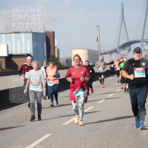 03.10.2025 - Köhlbrandbrückenlauf Jannik Wohlers http://msf.ph/oto/9096613 03.10.2025 10:14:58 Position 3 3298, 1988, 2475 meine-sportfotos.de