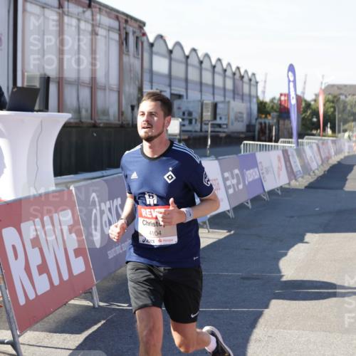 03.10.2025 - Köhlbrandbrückenlauf Jannik Wohlers http://msf.ph/oto/9096614 03.10.2025 12:55:35 Ziel 4001, 4089, 4104, 4233, 6091 meine-sportfotos.de