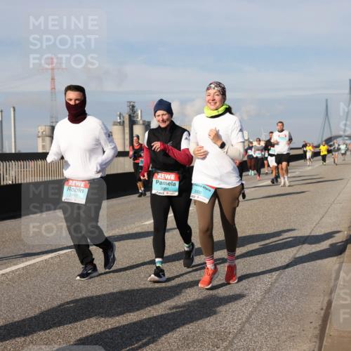 03.10.2025 - Köhlbrandbrückenlauf Lena Gebhardt http://msf.ph/oto/9096625 03.10.2025 10:10:02 Position 2 1991, 2999, 3001, 3000 meine-sportfotos.de