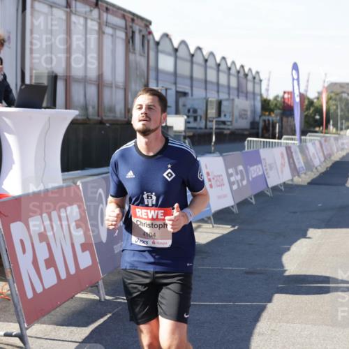03.10.2025 - Köhlbrandbrückenlauf Jannik Wohlers http://msf.ph/oto/9096630 03.10.2025 12:55:35 Ziel 4001, 4089, 4104, 4233, 6091 meine-sportfotos.de
