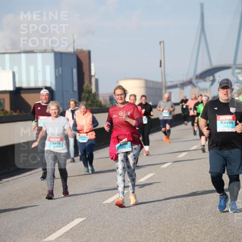 03.10.2025 - Köhlbrandbrückenlauf Jannik Wohlers http://msf.ph/oto/9096631 03.10.2025 10:14:58 Position 3 1988, 2475 meine-sportfotos.de