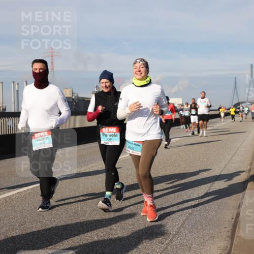 03.10.2025 - Köhlbrandbrückenlauf Lena Gebhardt http://msf.ph/oto/9096636 03.10.2025 10:10:03 Position 2 1991, 2999, 3001, 3000 meine-sportfotos.de
