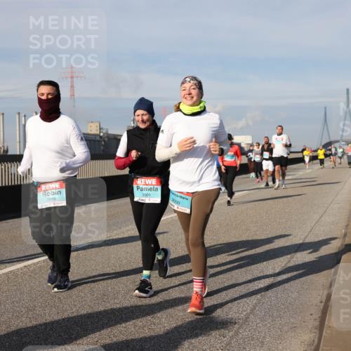 03.10.2025 - Köhlbrandbrückenlauf Lena Gebhardt http://msf.ph/oto/9096648 03.10.2025 10:10:03 Position 2 1991, 2999, 3001, 3000 meine-sportfotos.de