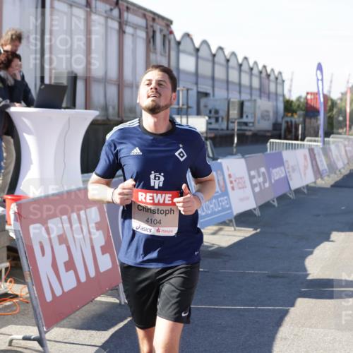 03.10.2025 - Köhlbrandbrückenlauf Jannik Wohlers http://msf.ph/oto/9096659 03.10.2025 12:55:35 Ziel 4001, 4089, 4104, 4233, 6091 meine-sportfotos.de